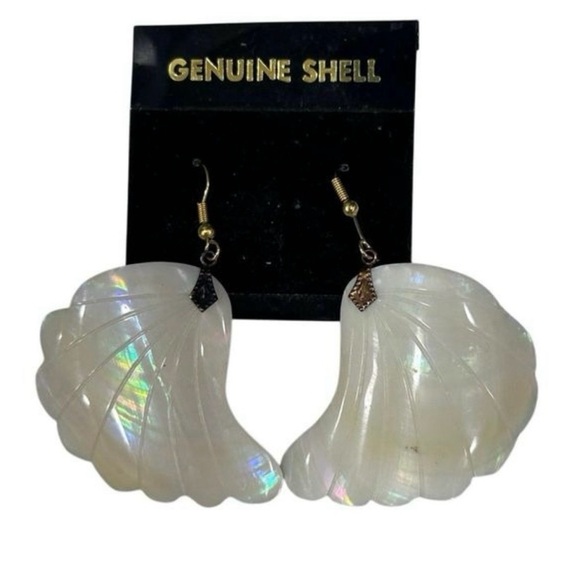 Vintage Jewelry - Vintage Genuine
Shell Dangling
Earrings Large
Carved White
Mother-of-Pearl Shell
